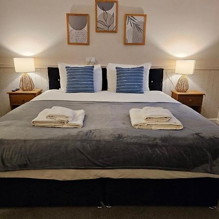 Dog And Partridge Inn คาล์น ภายนอก รูปภาพ