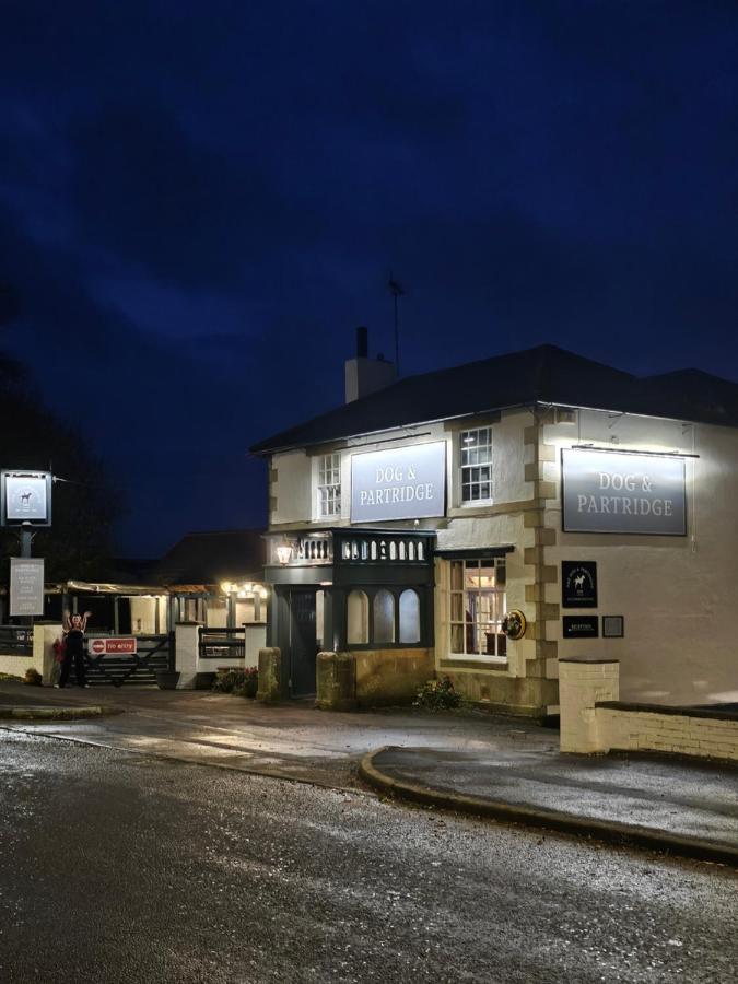 Dog And Partridge Inn คาล์น ภายนอก รูปภาพ
