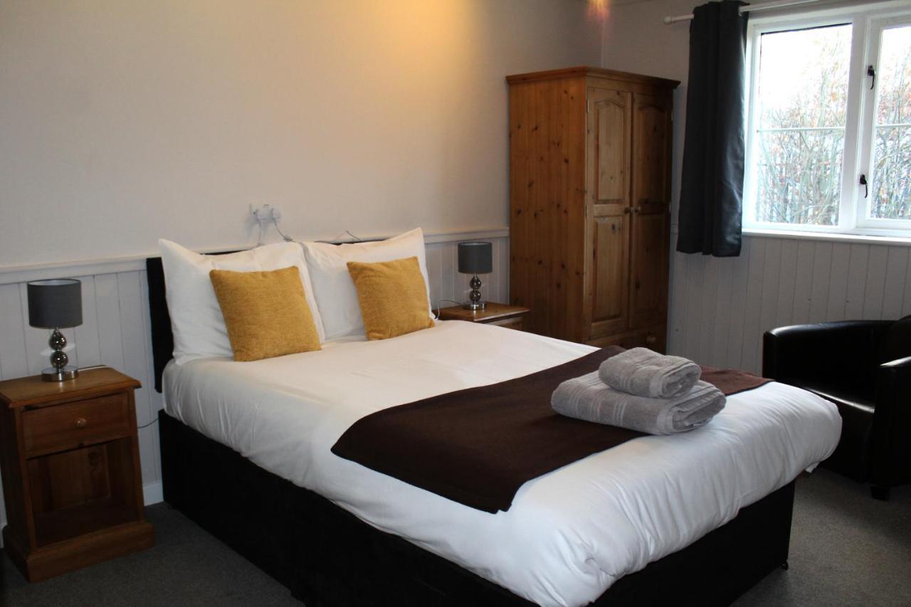 Dog And Partridge Inn คาล์น ภายนอก รูปภาพ
